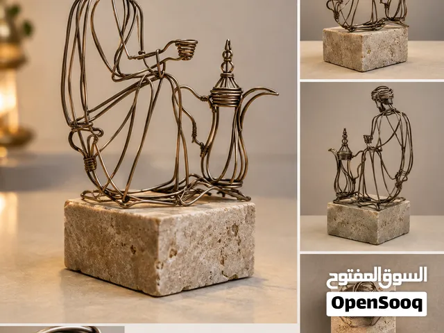 مجسم فني عُماني يدوي من الأسلاك المعدنية مع قاعدة حجر طبيعي