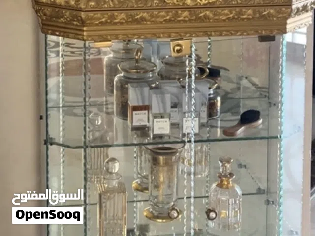 فاترينة زجاج للتحف والعطور