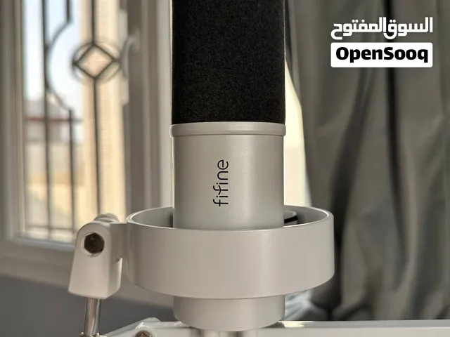 مايكروفون Fifine K688 ديناميكي (أبيض) مع ستاند