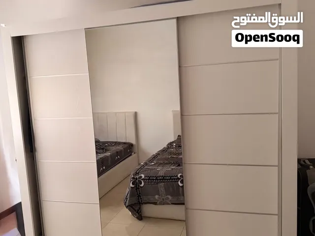 خزانة مستعملة بحالة جديدة للبيع