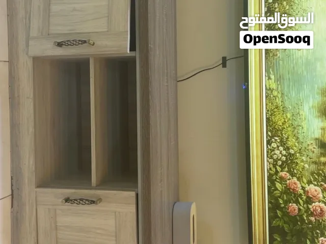 طاولة تلفاز بحالة جيدة