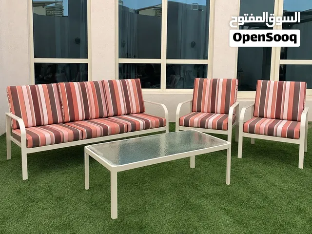 Outdoor furniture set  can fit 5 people comfortably and it’s in great condition