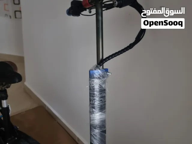 هذا 48v  2000 w  يتحمل وزن 120  يمشي 30 km  اضاءه اماميه خلفيه جانبيه  اشاير يمين ويسار  هرن  شاشه ر