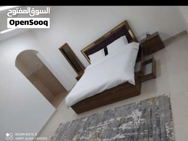 غرفة نوم مفروشه مع مطبخ يومي وشهري بالخوض مكان هادئ