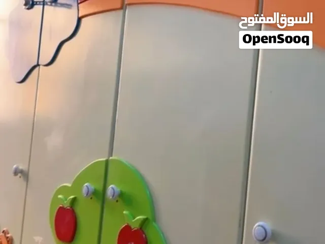 دولاب مع سرير وسريرين طابقين
