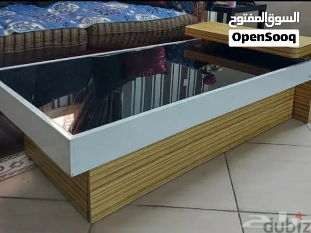 طاولة قهوة مودرن بزجاج متحرك ومساحات تخزين داخلية