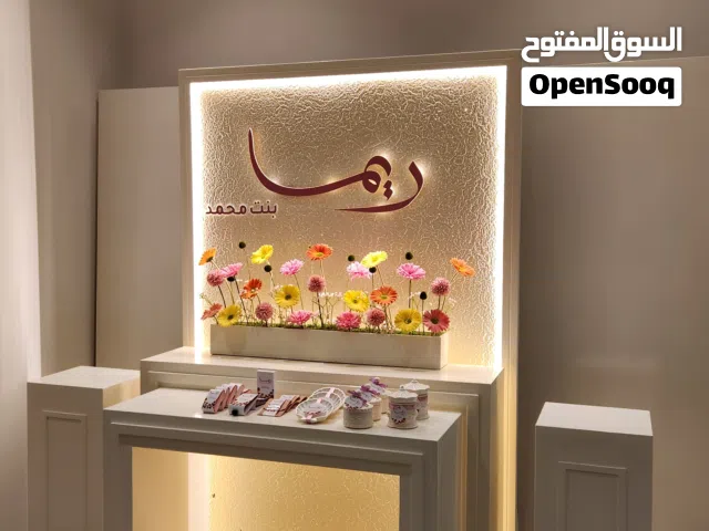 ستاندات و طاولات مع خلفية مع إنارة للبيع