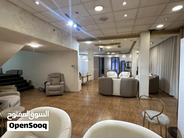معرض تجاري بموقع مميز وسعر مميز للبيع