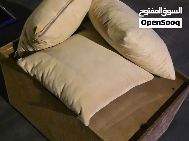 عدد من الكنبات مستخدمين للبيع