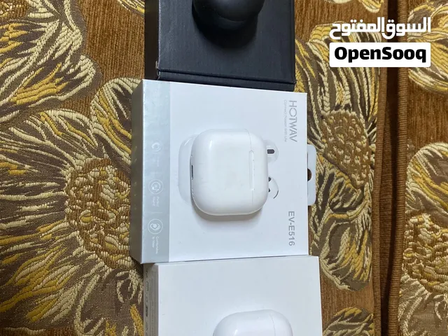 3 سماعات للبيع مع معهم اغراضهم