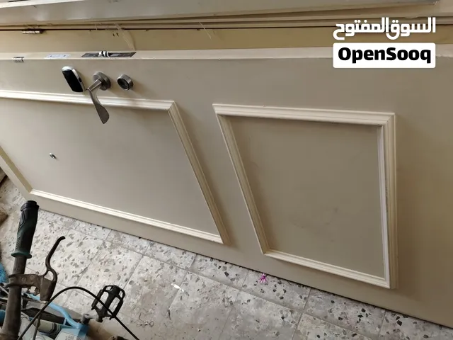 5 ابواب خشبية مستعملة فائقة الجودة بمواصفات قياسية - اللون : وايت اوف - مع فريمات وملحقات كاملة.