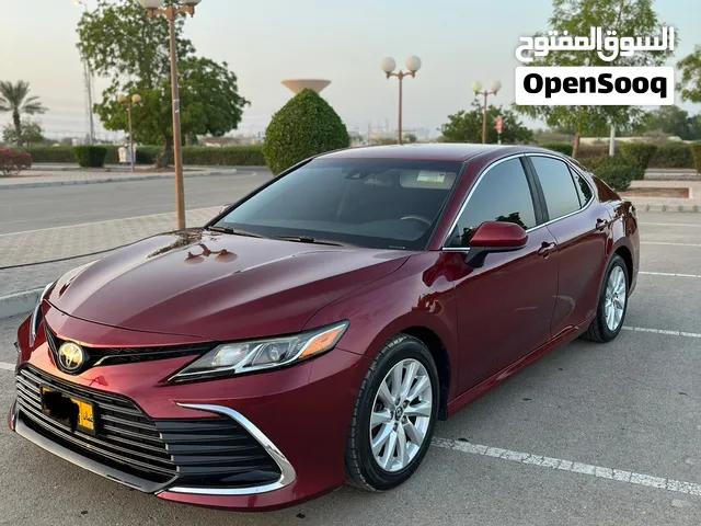فرصة تويوتا كامري LE لون مميز ونظيف جداً وممشى قليل بسعر منافس للسوق وجاهزة للاستخدام
