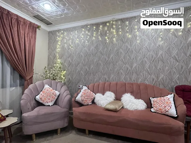 للبيع طقم صالون وسفرة بحالة ممتازة كالجديد