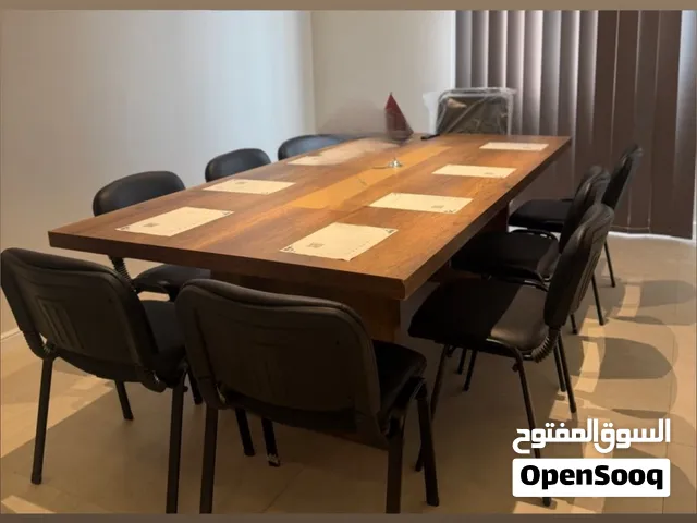 طاولة اجتماعات و تمانية كراسي