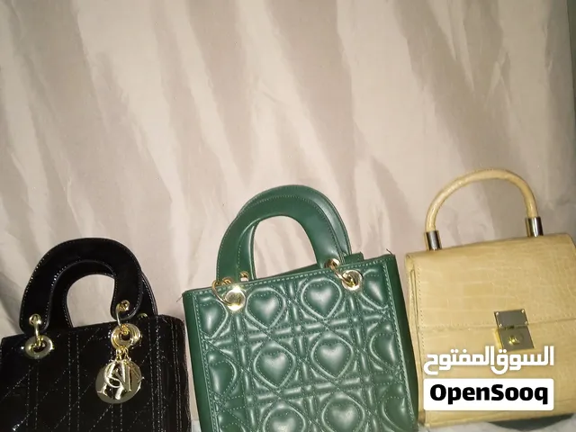 شنط شبه جديدة عدد 3 مختلف الماركات