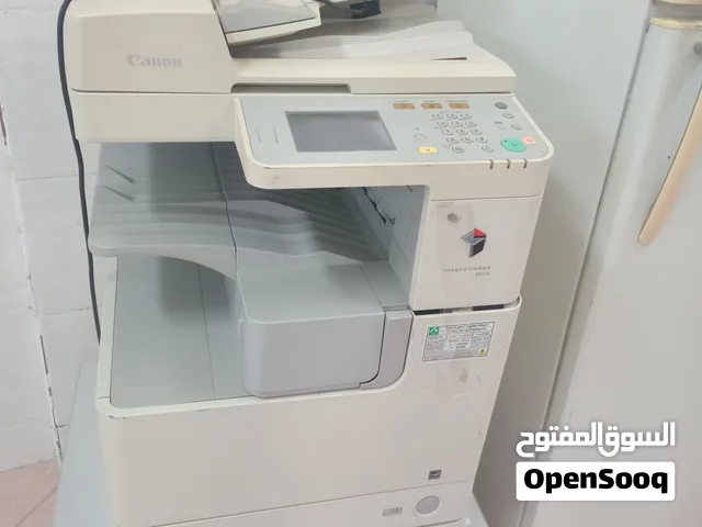 طباعه تصوير مستعمله نظيفه جداتُظهر الصورة آلة تصوير متعددة الوظائف من نوع Canon imageRUNNER (يبدو أن