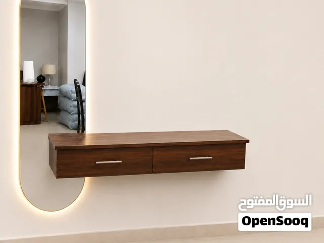 كونسول جداري أنيق مع مرآة بإضاءة عصرية، تصميم فاخر يضيف لمسة جمال مميزة لمدخل وصالة منزلك.