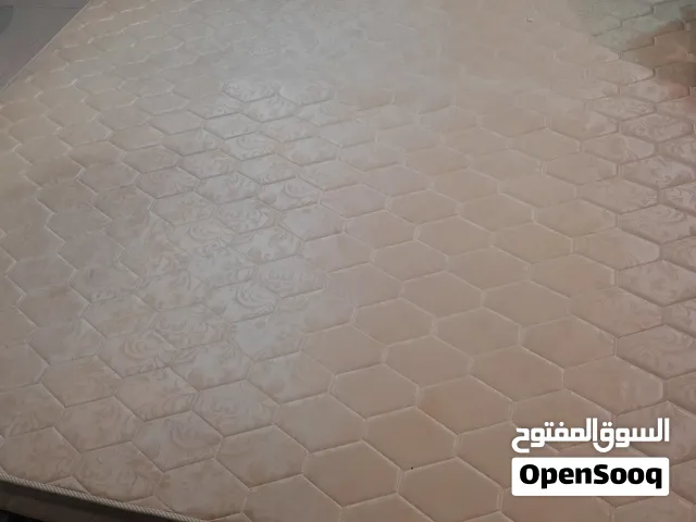 مترس كبير مقاس 180× 190 نظيفة المكان قلالي السعر 12 دينار لا يوجد خدمة توصيل