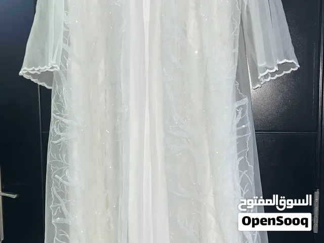 فستان أبيض للاستقبال أو النفاس