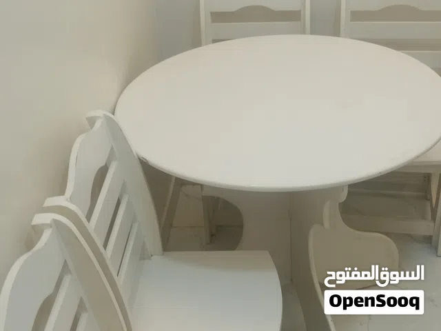 طاولة طعام لون ابيض للبيع بسعر 400دولار للجادين فقط