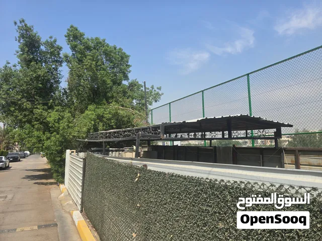 حديد سياج مع قمرية