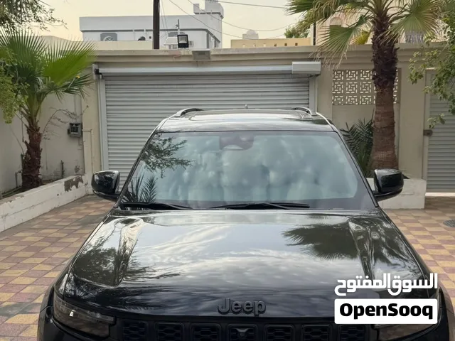 جيب جراند شيروكي Limited 2025 أسود للبيع