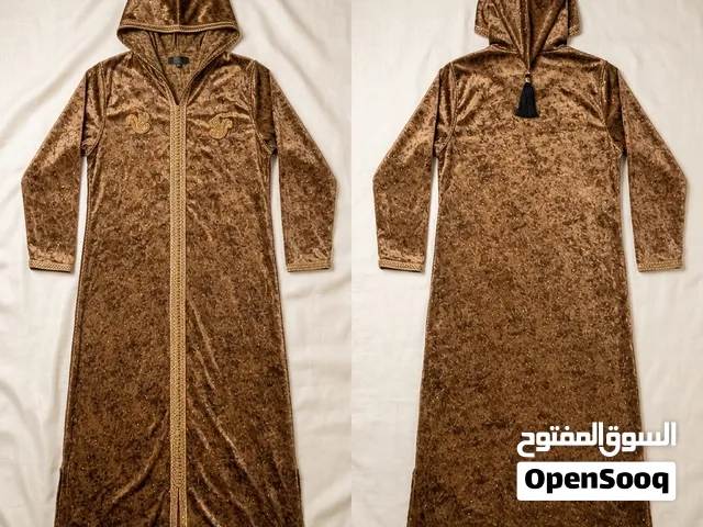 كمية أكثر من 100 قطعة ملابس نسائية مستعملة بحالة شبه جديدة، ومعظمها طلبات خاصة وماركات متنوعة. قيمة