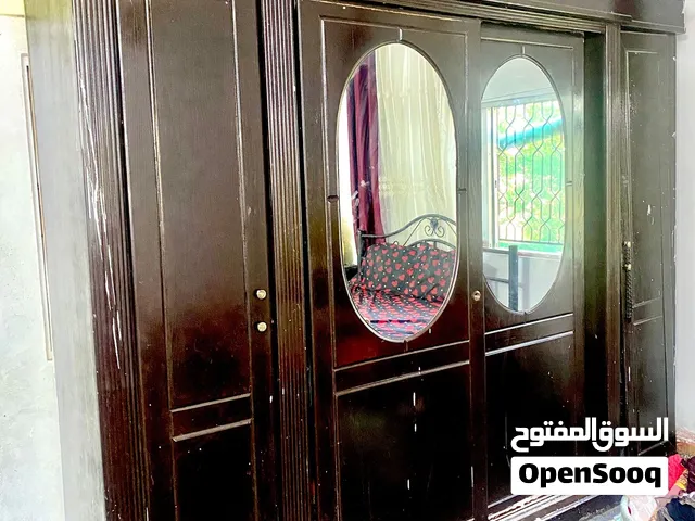 خزانة بحاله جيده ع الواقع خشب ثقيل