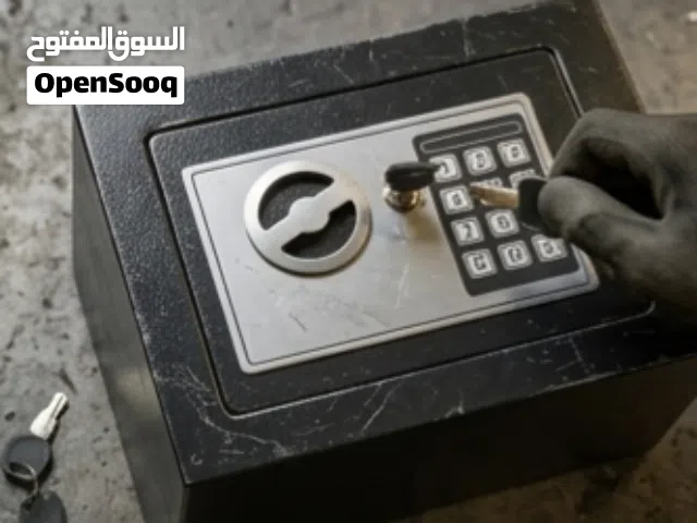 قاصة حديد الكترونية نضام رمز ومفتاح بحجم 5 لتر ابعاد 17 للارتفاع و23 للعرض و17 للعمق متوفر توصيل