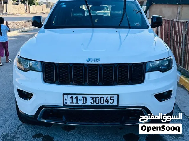 سياره جيب شيروكي لون ابيض وداخل اسواد سياره حجم كبير