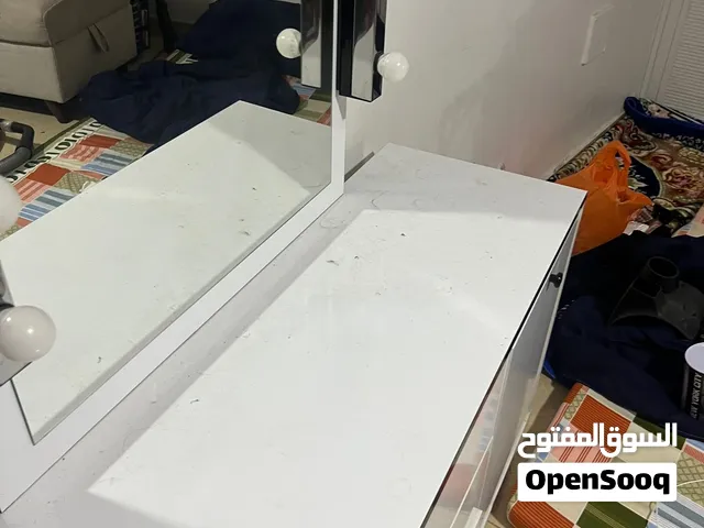 طاوله مع اضاءه و مرايه