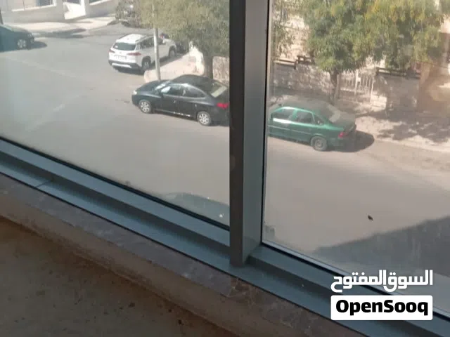 ثلاث مكاتب تجارية في طابق واحد