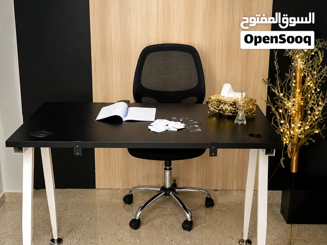 مكتب عملي وانيق للبيع + كرسي دوار مريح  — شبه جديد