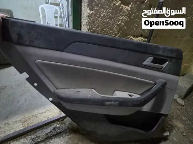 ديكور باب داخلي +زجاجه  الباب خلف السائق