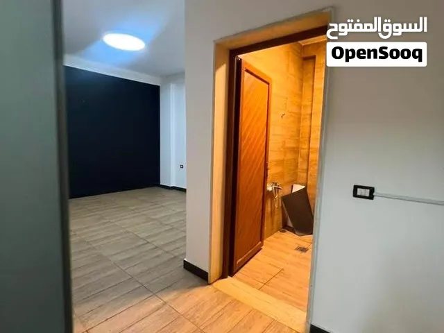 مكتب رقم 11a (مدخل خاص +حمام+صاله كبيره +كفي كورنر