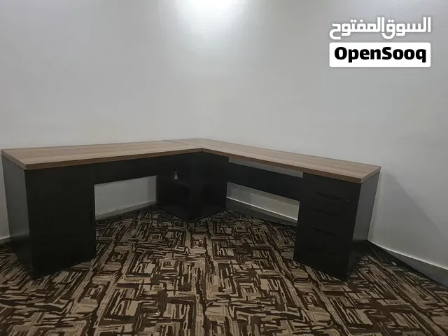 طاوله بي سي مترين مترين زائد جرارات مع باب خزانه داخلي رفوف