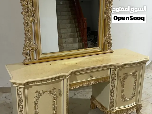 تسريحة كلاسيكية مع مراية للبيع Classic Dressing Table with Mirror
