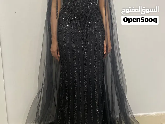 فستان ضيق اسود مرصع بالتطريز مع قطعه سوداء بالداخل
