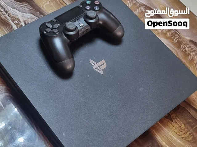 بلايستيشن 4برو بحالة جدا ممتازة معها كرة قدم 1 من الي بالصورة معها جميع اكسسواراتها ويدة 1
