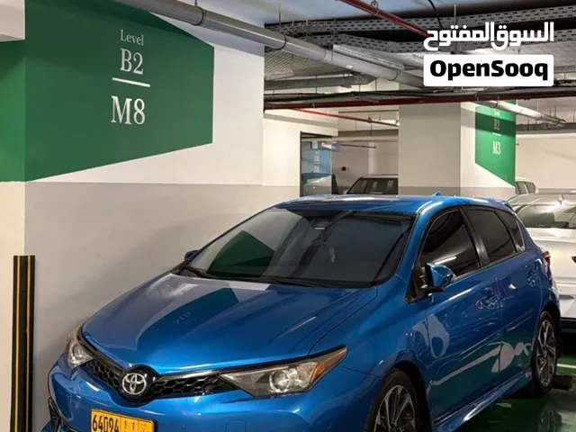تويوتا هاتشباك مستعملة موديل 2018 بألوان زرقاء مع مواصفات أمريكية
