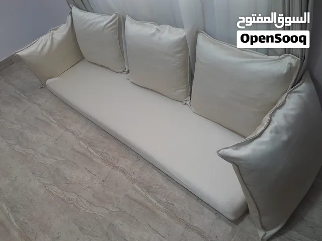 جلسة عربية أرضية شبه جديدة للبيع