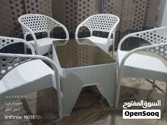 طاولة وكراسي خارجية