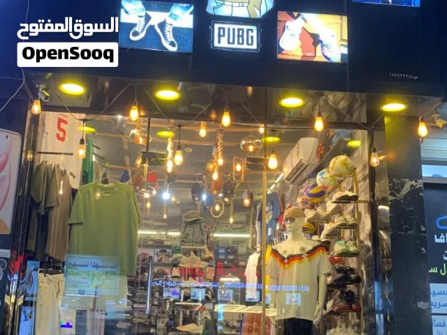 متجر ملابس للبيع