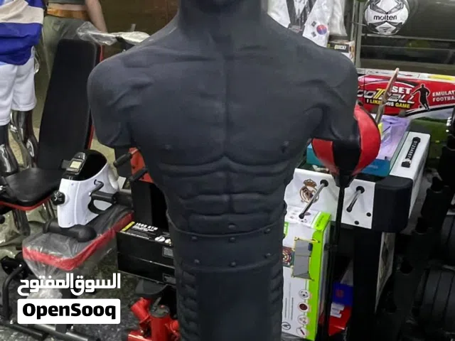 كيس ملاكمة من السيليكون مصمم بقاعدة ذات شفط مطاطي و برميل سفلي يزود بالرمال او الماء لزيادة الثبات
