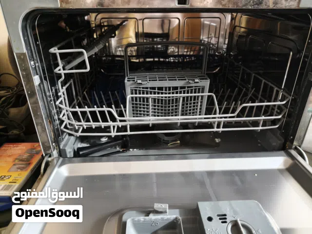 غساله اطباق كلفنيتور 6 أفراد و 6 برامج للغسيل لون سيلفر توضع على الرف استعمال سنه واحده