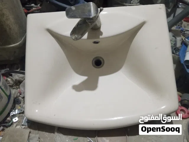 مغسله عمود لون عاجي معها بطاريه راكبه  عرضها 60 سم