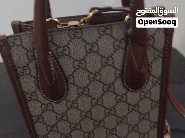 شنطة أصلية مستعمله سنتين اقبل التفاوض على السعر لكن اقل سعر 30 دينار