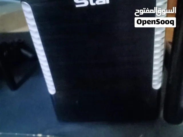 كومبيوتر مع الطاولة
