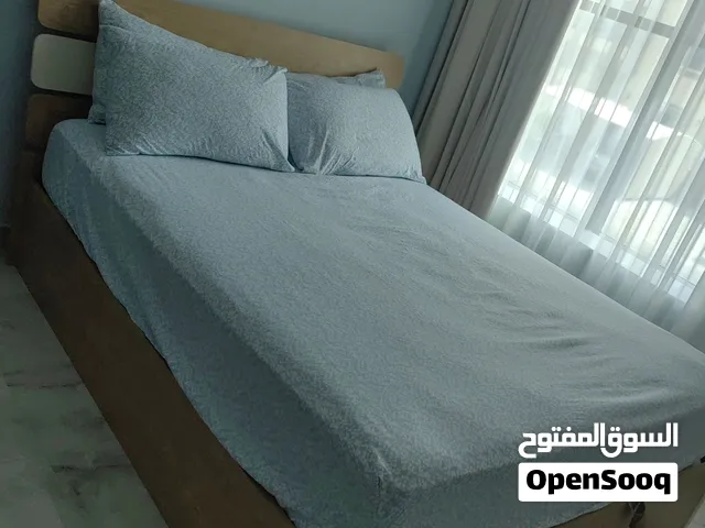 سرير مع التخزين