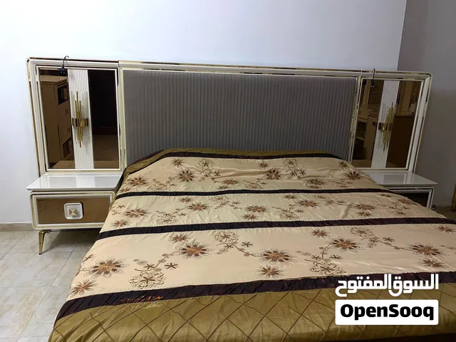 طقم نوم كامل 8 قطع بحالة ممتازة استعمال خفيف جداً